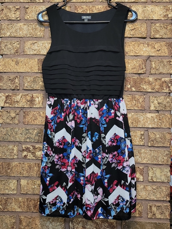 Lily Rose Dresses & Skirts - Lily Rose Black Bodice Floral Chevron Mini Dress Size Medium